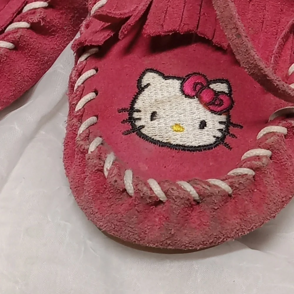 Hello kitty girls pink Minnetonka mocassins size 4
